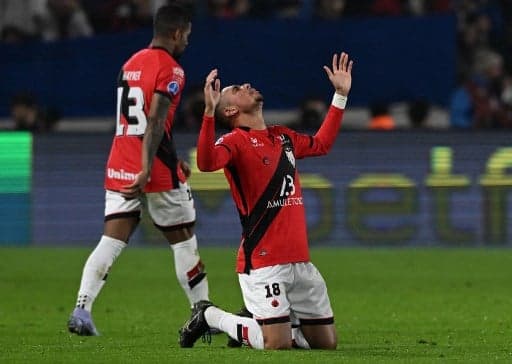 Luiz Fernando comemora ao marcar pelo Atlético-GO contra o Nacional-URU