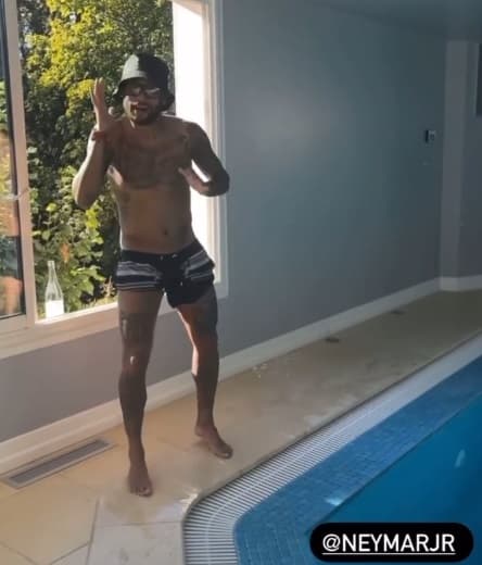 Neymar dançando à beira da piscina