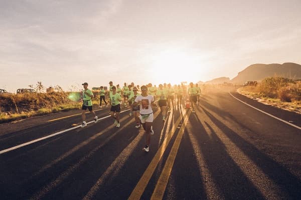 Corredores da etapa da Chapada dos Veadeiros do Bota Pra Correr na GO-239. (Divulgação)