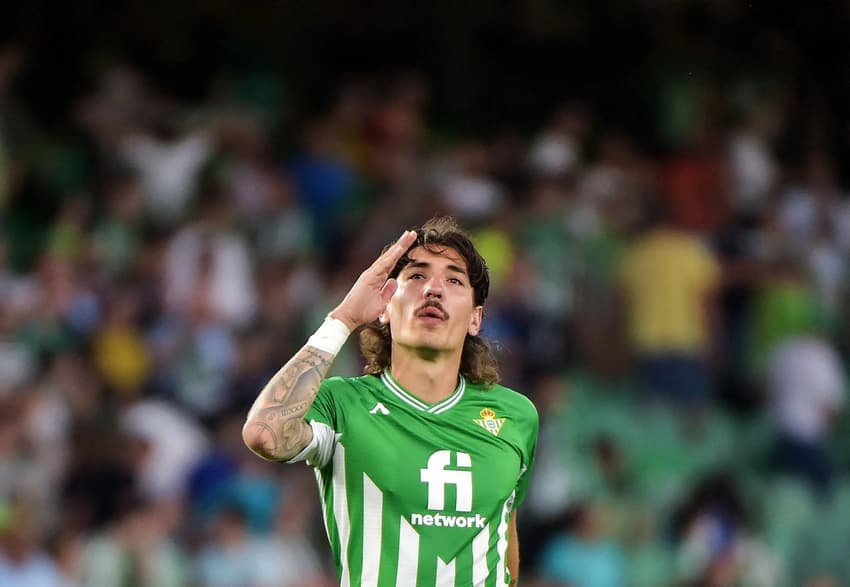 Bellerín não estará disponível para a final da Conference League (Foto: CRISTINA QUICLER / AFP)