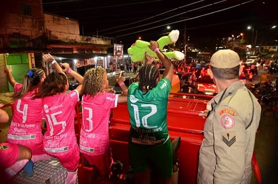 Taça das Favelas RJ 2022 - desfile no caminhão dos Bombeiros