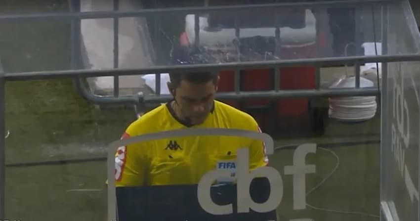 Árbitro Flávio Rodrigues de Souza em revisão na cabine do VAR