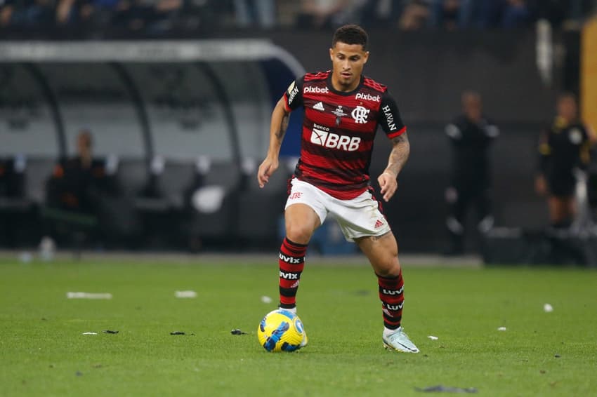 João Gomes conduz a bola em partida pelo Flamengo (Foto: Gilvan De Souza/Flamengo)