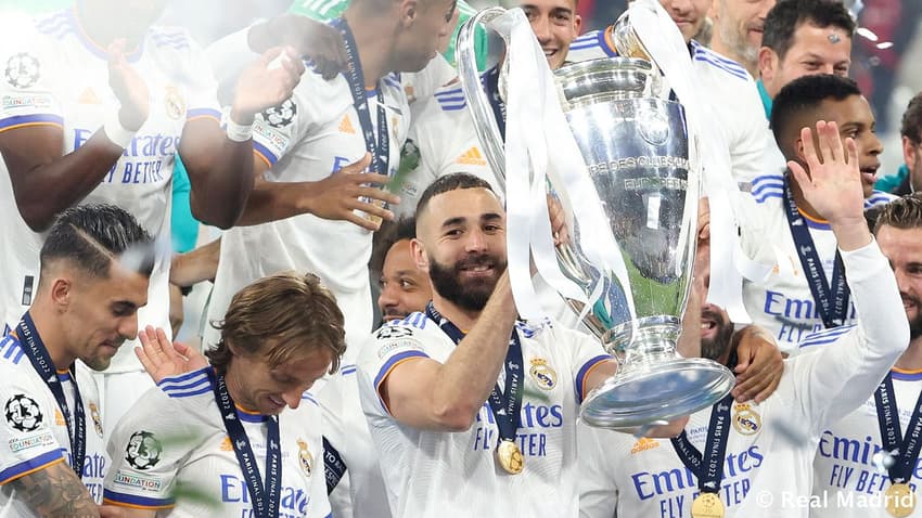 Real Madrid x Liverpool - Benzema com o troféu da Champions League