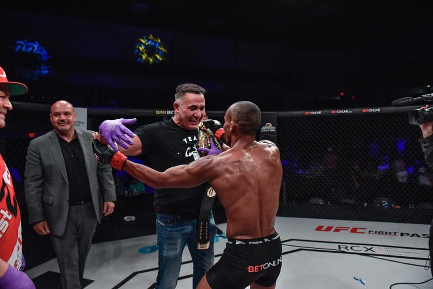 Carlos Tizil venceu Rizvan Abuev por nocaute no LFA 140 (Foto: Divulgação)