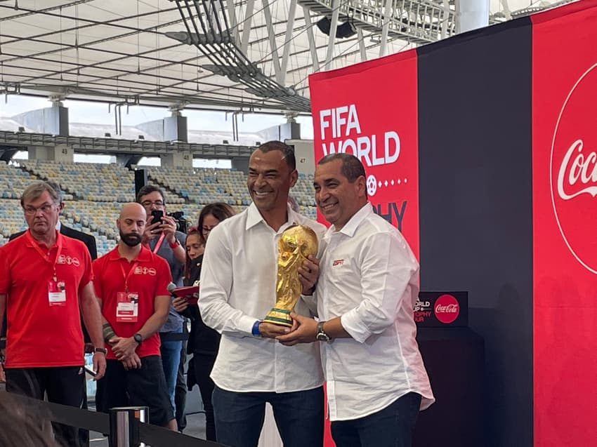 Tour da taça da Copa do Mundo no Maracanã - Cafu e Zinho