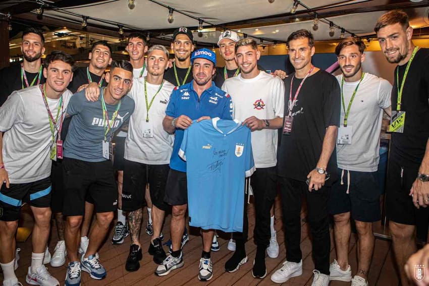 Jogadores de Uruguai e Fernando Alonso