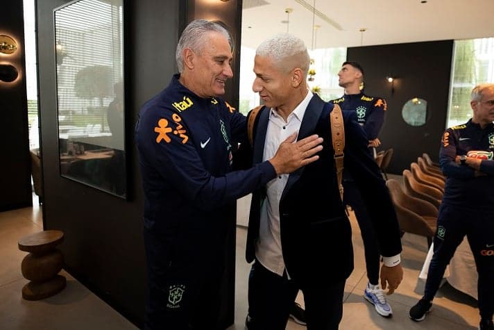 Tite e Richarlison - Chegada Seleção em Turim