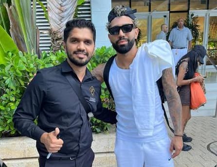 Gabigol com fã em Miami