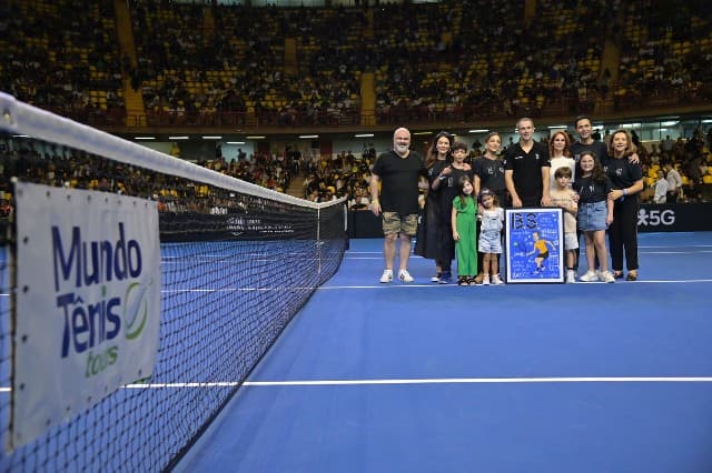 Bruno Soares recebe homenagem em quadra