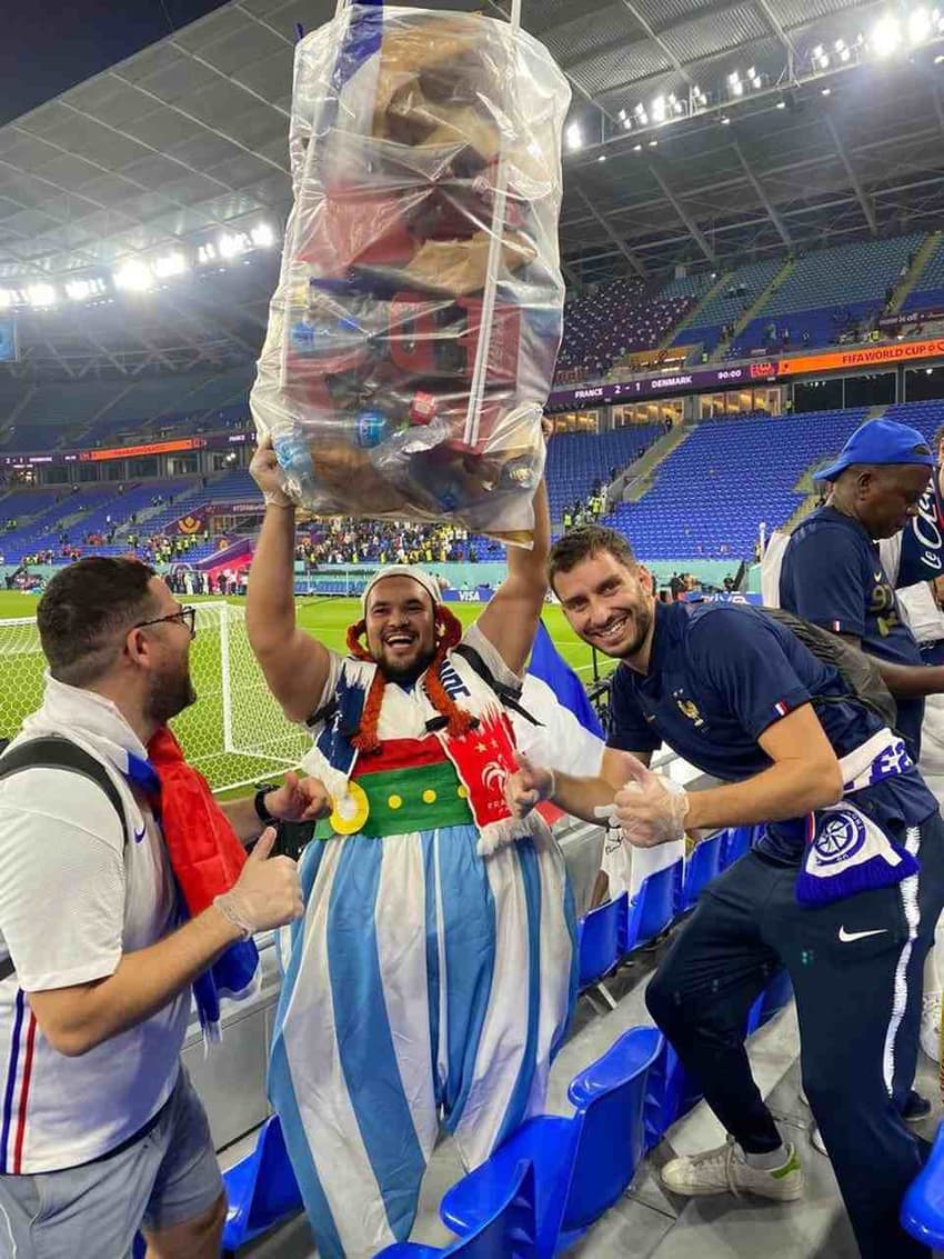 Torcida da França recolhe lixo do estádio de Copa