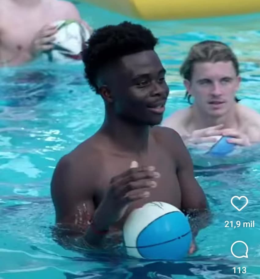 Bukayo Saka na piscina