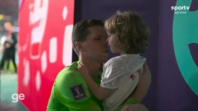 Szczesny e Liam abraçados