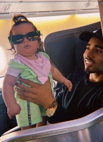 Gabriel Jesus e filha no avião