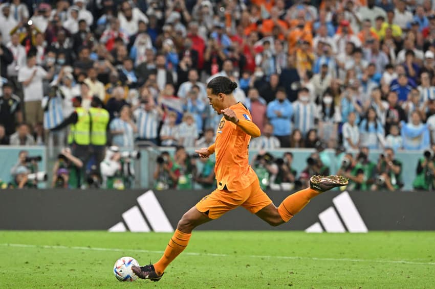 Virgil van Dijk em ação na partida entre Holanda x Argentina na Copa de 2022.