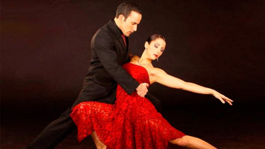 casal dançando tango