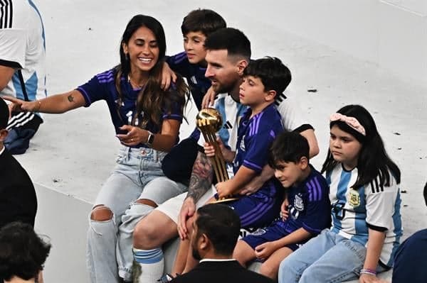 Messi e família após o título na Copa do Mundo