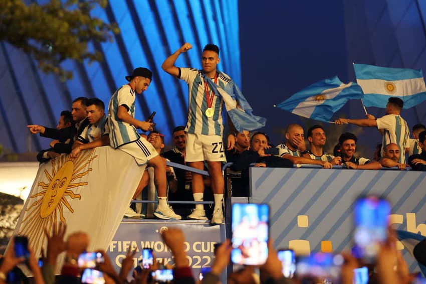 jogadores argentinos desfilam Lusail Boulevard, Lusail, Qatar