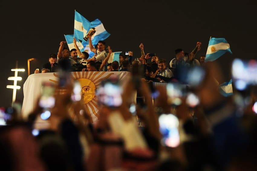 jogadores argentinos desfilam Lusail Boulevard, Lusail, Qatar