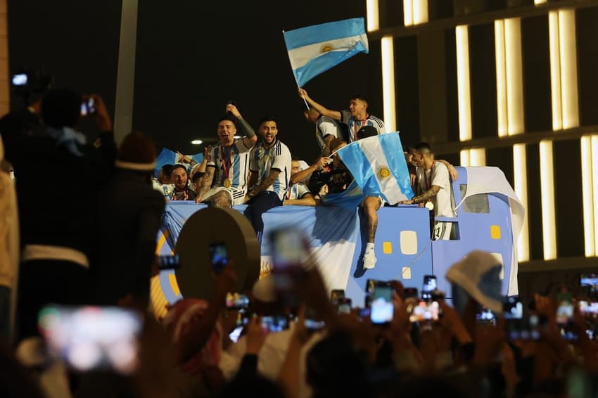 jogadores argentinos desfilam Lusail Boulevard, Lusail, Qatar