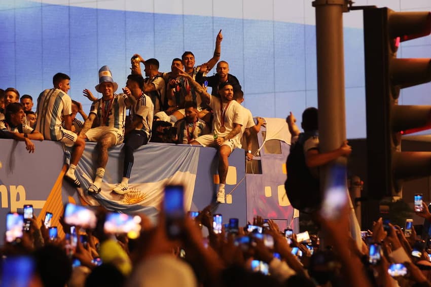 jogadores argentinos desfilam Lusail Boulevard, Lusail, Qatar