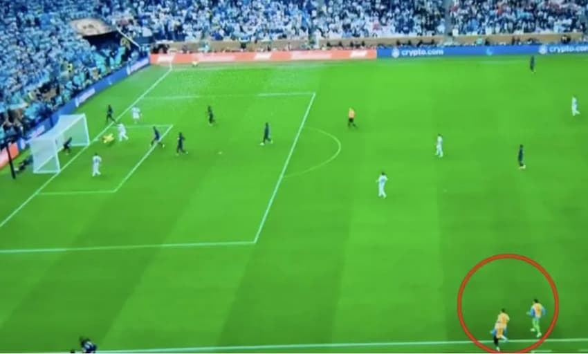 Argentina x França - invasão no gol de Messi na prorrogação da final da Copa de 2022