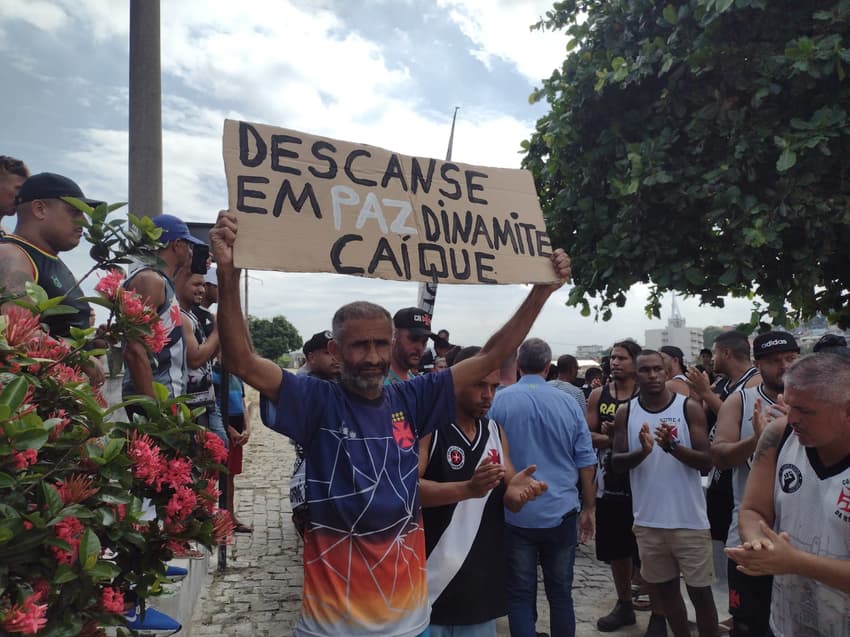 Torcida no sepultamento de Roberto Dinamite