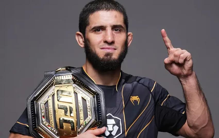 Islam Makhachev com o cinturão.