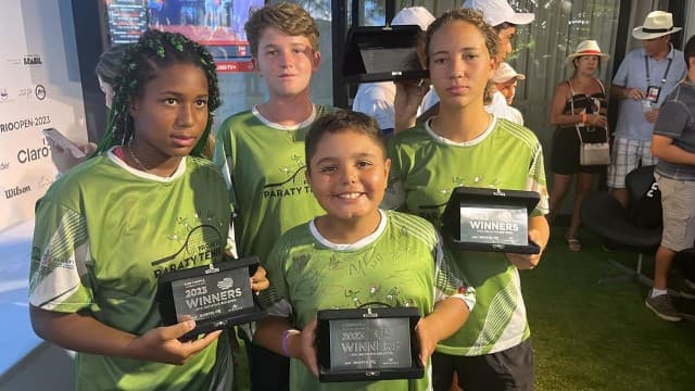 Atletas Paraty Tênis com troféu do Winners