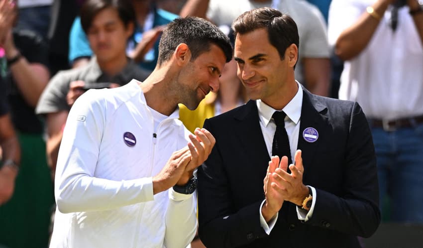 Roger Federer em cerimônia em Wimbledon com Djokovic