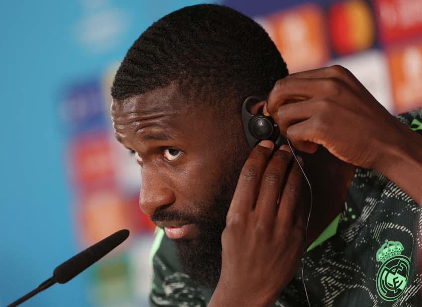 Rüdiger é um dos desfalques na escalação do Real Madrid para a partida contra o Rayo Vallecano (Foto: PIERRE-PHILIPPE MARCOU / AFP)