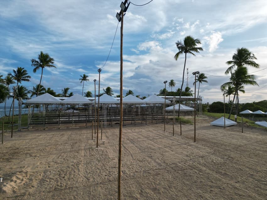 Arena sendo montada na Praia do Francês