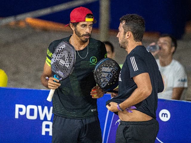 Flávio Arouca de costas e Hugo Dojas de frente