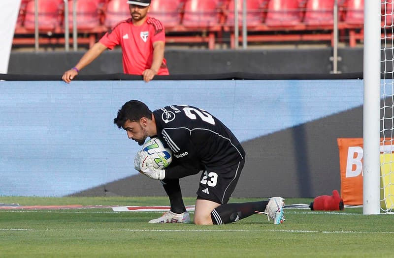 Contra Cássio e o Corinthians, Rafael busca mais uma vez ser herói no São Paulo