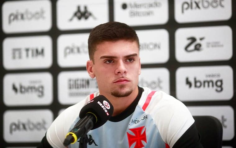 Gabriel Pec dando entrevista coletiva  