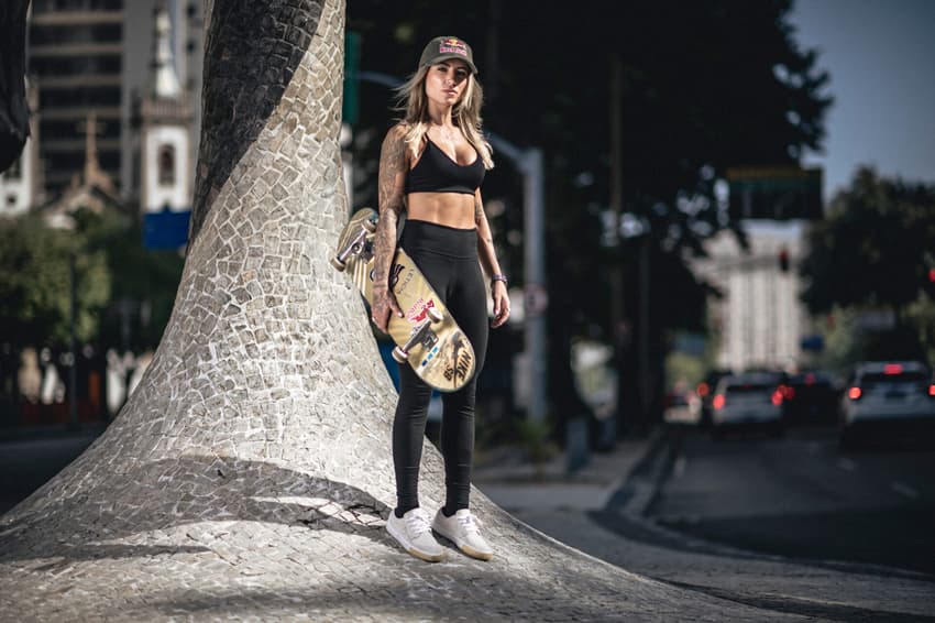 Leticia Bufoni posa em frente a um dos picos que serão homenageados durante o Red Bull Rio Conquest (Crédito: Marcelo Maragni/Red Bull Content Pool)