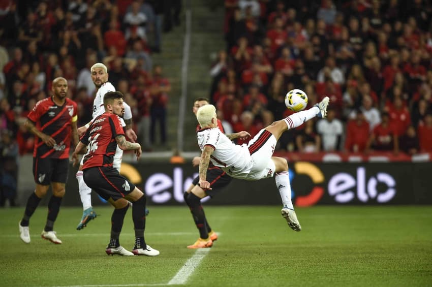 Pedro-marca-de-bicicleta-e-Flamengo-vence-Athletico-na-Arena-1