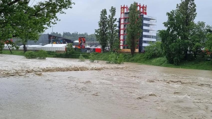 o-rio-santerno-prestes-a-transbordar-ao-lado-do-paddock-do-circuito-de-imola