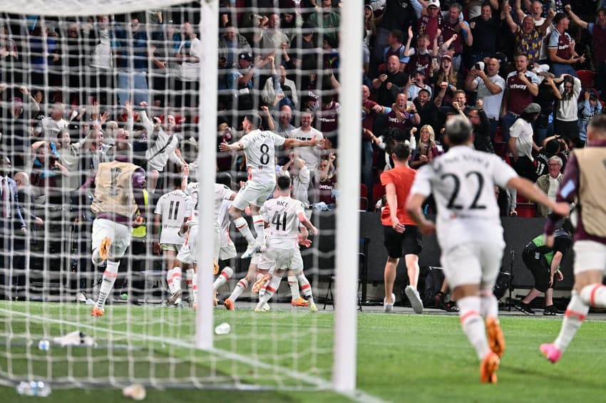 Flamengo: Jogadores e torcedores do West Ham celeberam o gol do título na final da Conference League 2022/23 durante a partida contra a Fiorentina (Foto: Joe Klamar/AFP)