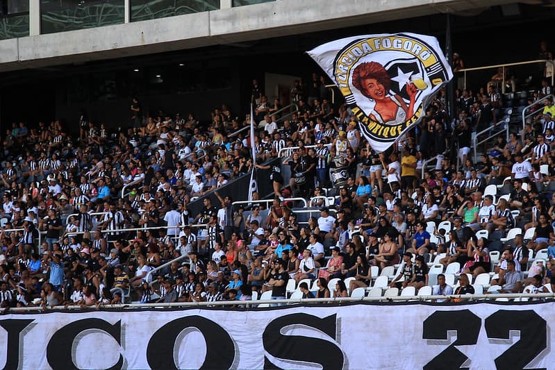 Torcida do Botafogo do jogo do time feminino