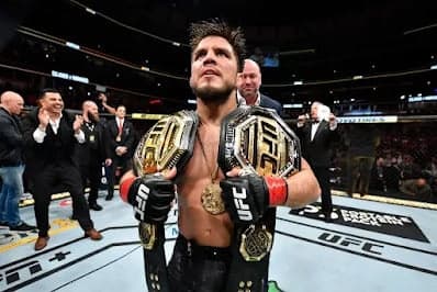 Henry Cejudo foi duplo campeão no UFC (Foto: Divulgação/UFC)