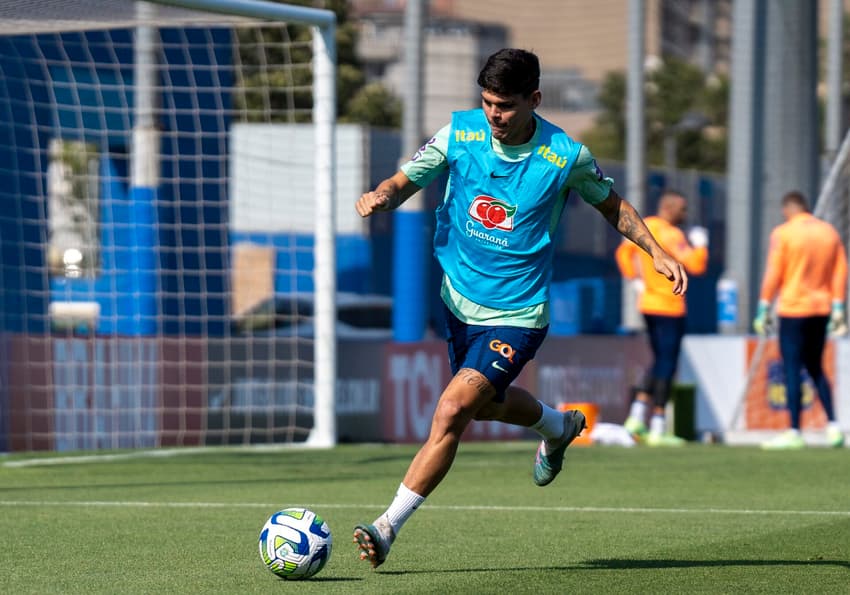 ayrton-lucas-treina-na-Selecao-Brasileira