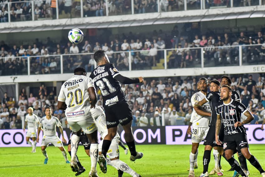 Santos e Corinthians pelo Campeonato Brasileiro 2023 na VIla Belmiro. (Foto: Jota Erre/Photo Premium/Gazeta Press)