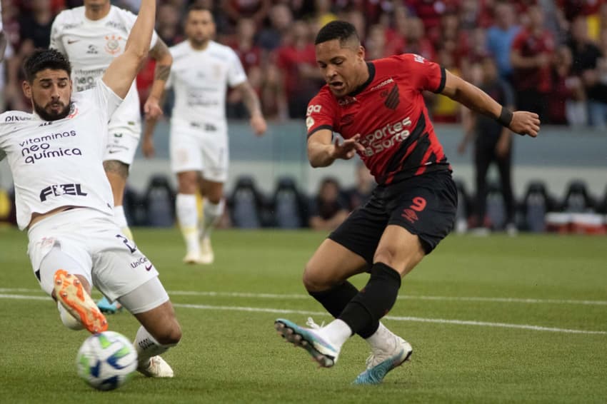 Vitor Roque durante a partida entre Athletico Paranaense e Corinthians, pelo Campeonato Brasileiro 2023 na Arena da Baixada. Foto: Joao Heim/Zimel Press/Gazeta Press)