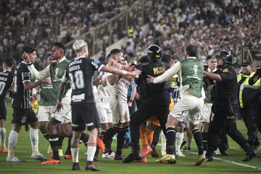 Mesmo provocação de Ryan tendo gerado briga generalizada durante a vitória do Corinthians sobre o Universitario, do Peru, a atitude do garoto garantiu a ele uma promoção ao elenco profissional.