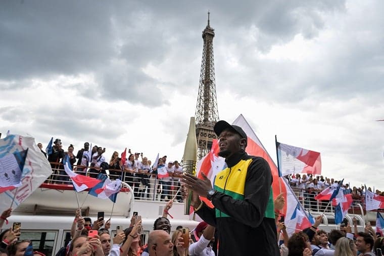 Usain Bolt com a Tocha olímpica de Paris-2024