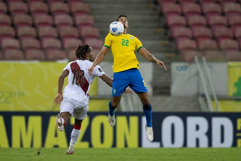 Novo jogador do Corinthians, Lucas Veríssimo em ação na sua estreia pela Seleção Brasileira, contra o Peru