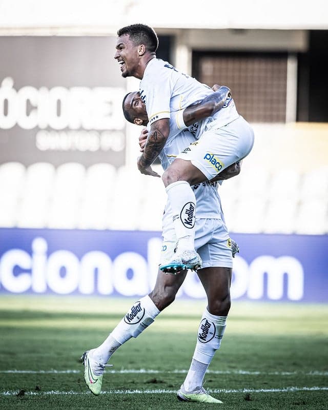 Jean Lucas celebra gol de Marcos Leonardo, no qual deu assistência em sua estreia pelo Santos