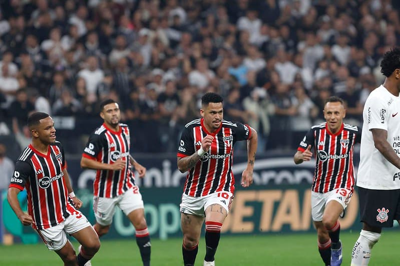 Ao comemorar o gol na bandeira do escanteio em frente da torcida do Corinthians, Luciano foi atingido por um copo com líquido. Timão pode ser punido por isso.