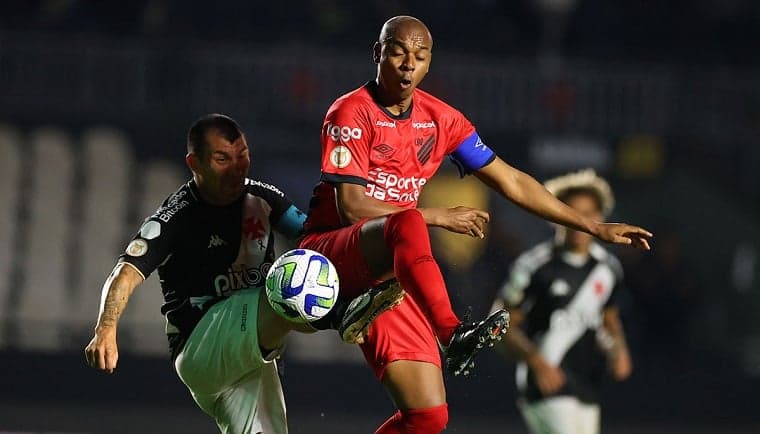 Vasco x Athletico-PR - Fernandinho e Medel